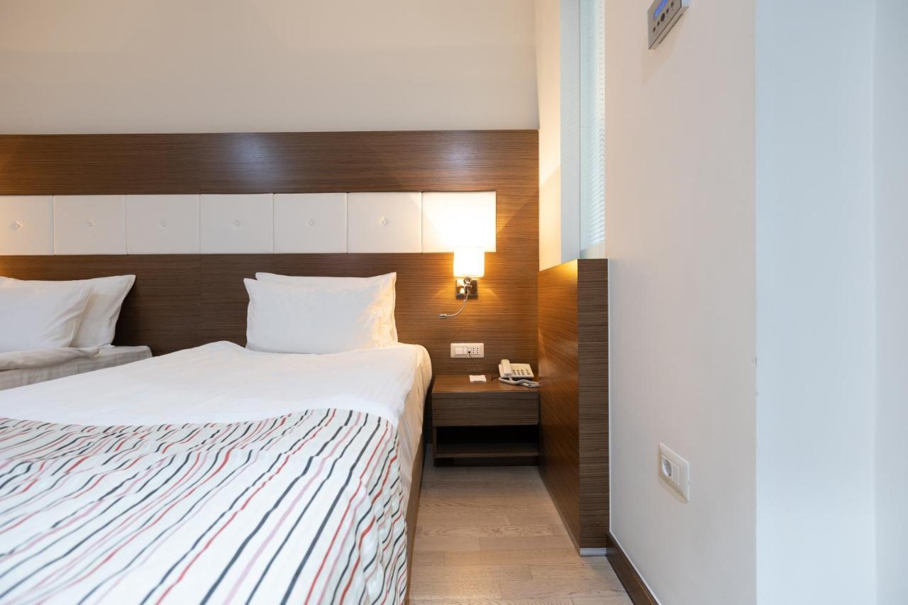 Hotel Dukagjini Pejë Esterno foto