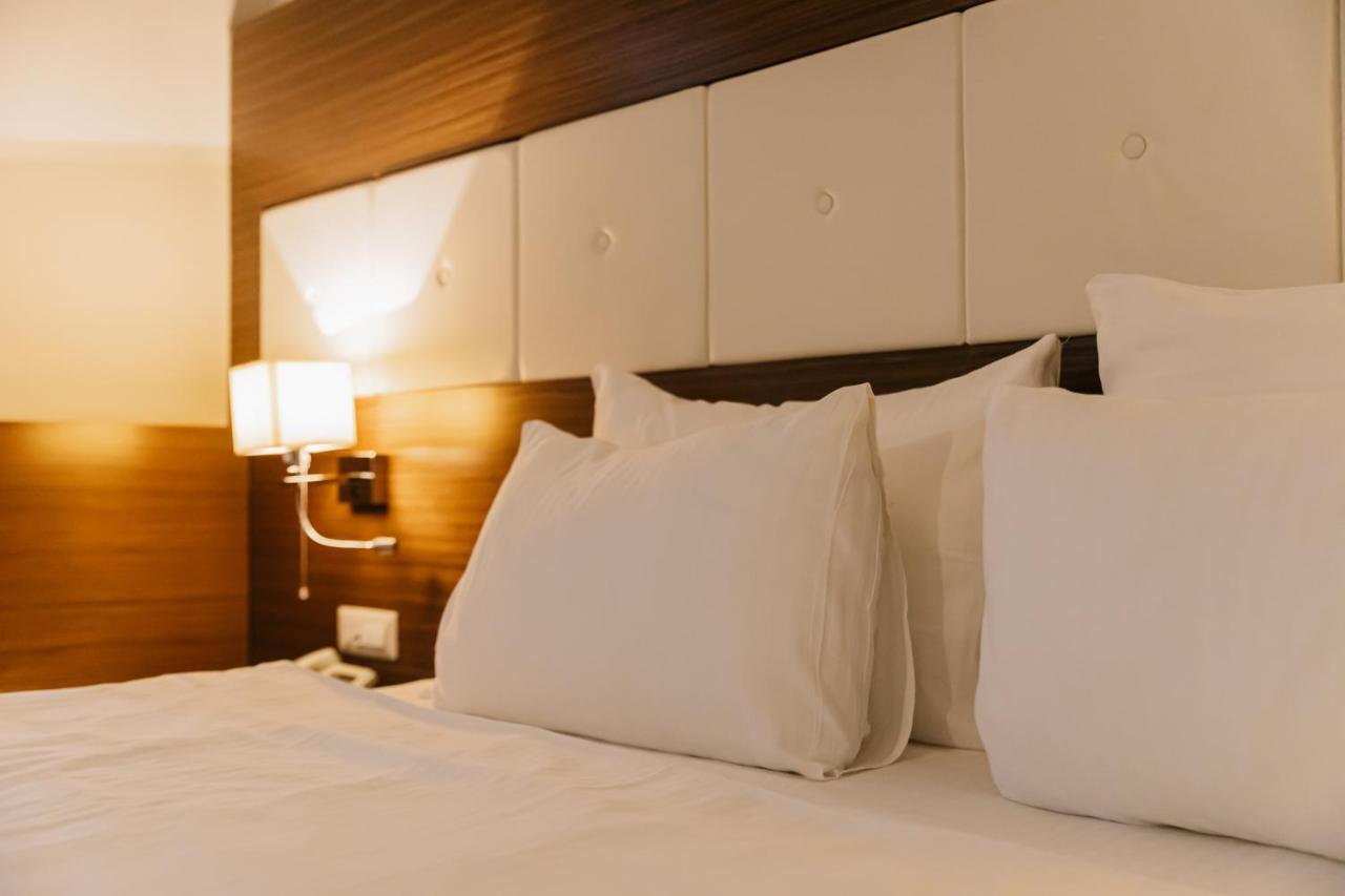 Hotel Dukagjini Pejë Esterno foto