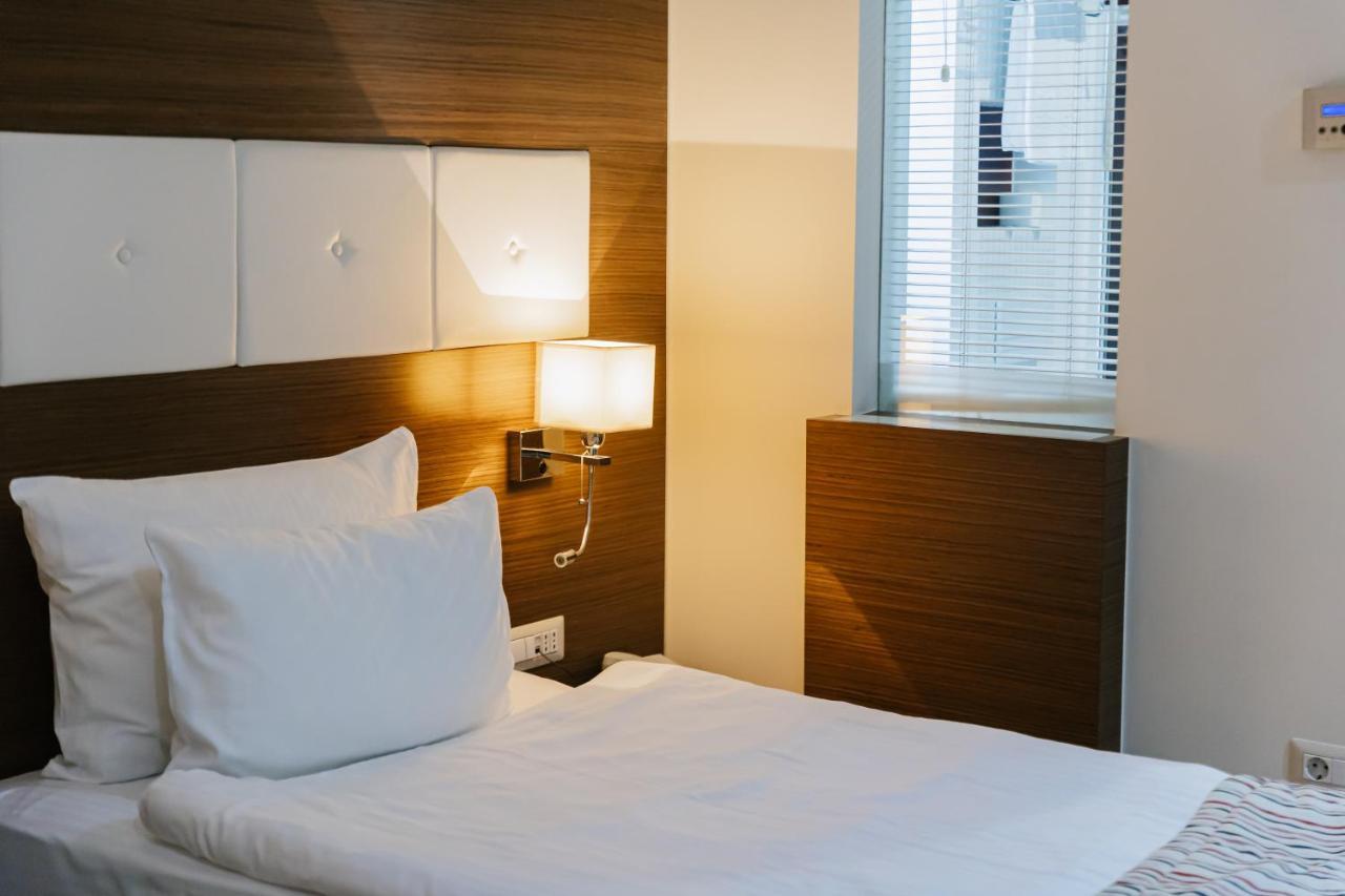 Hotel Dukagjini Pejë Esterno foto