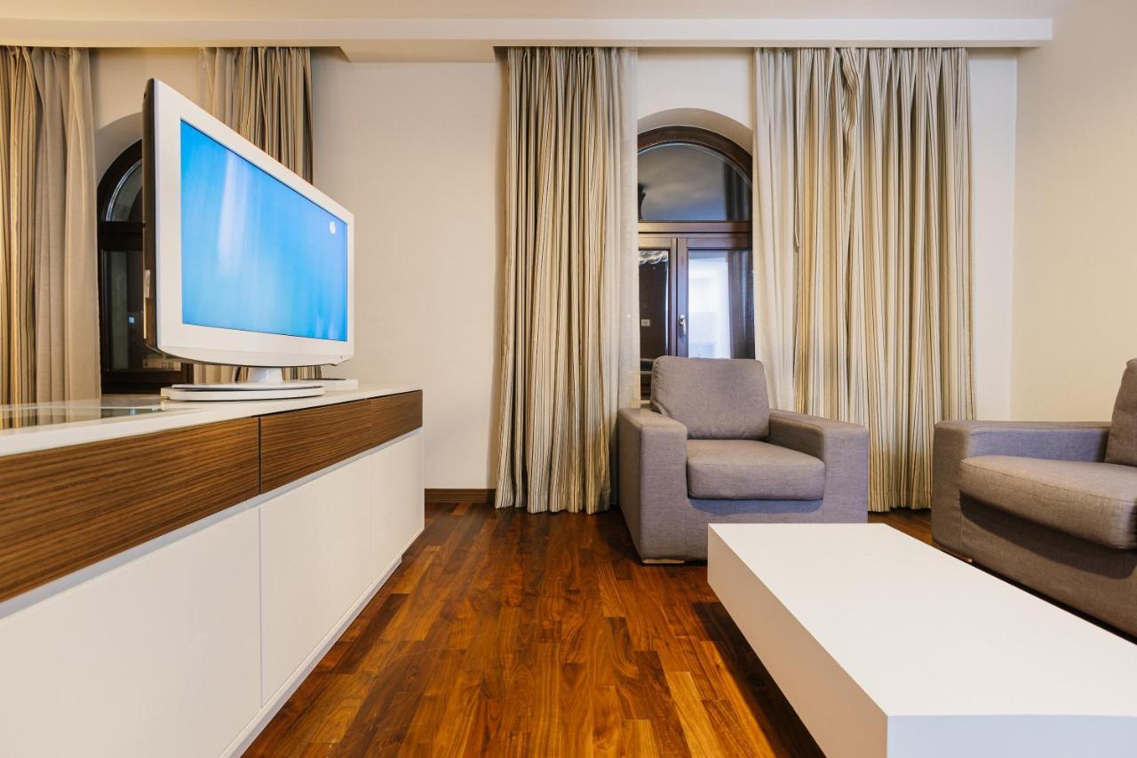 Hotel Dukagjini Pejë Esterno foto