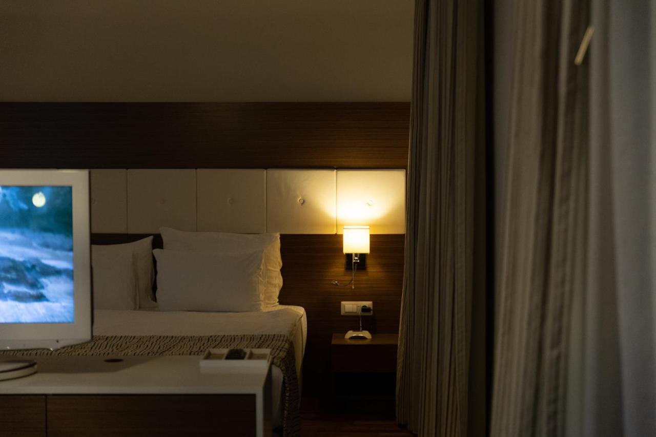 Hotel Dukagjini Pejë Esterno foto