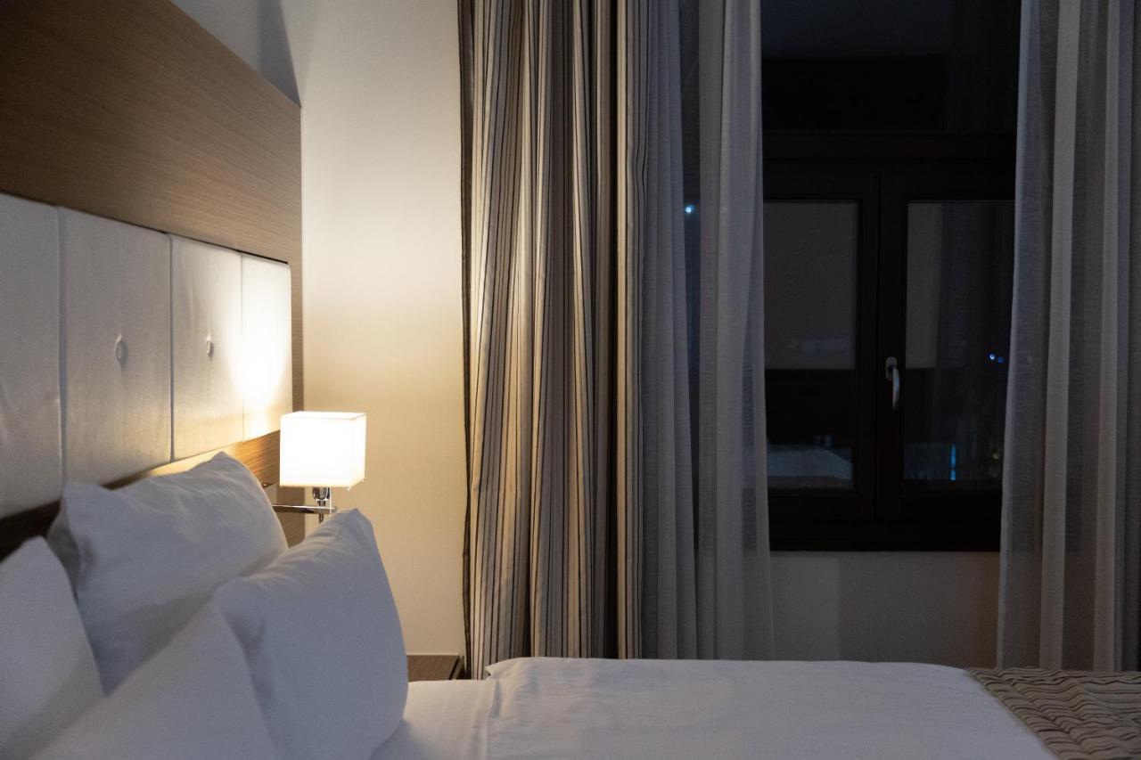 Hotel Dukagjini Pejë Esterno foto