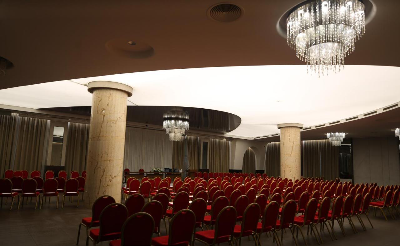 Hotel Dukagjini Pejë Esterno foto
