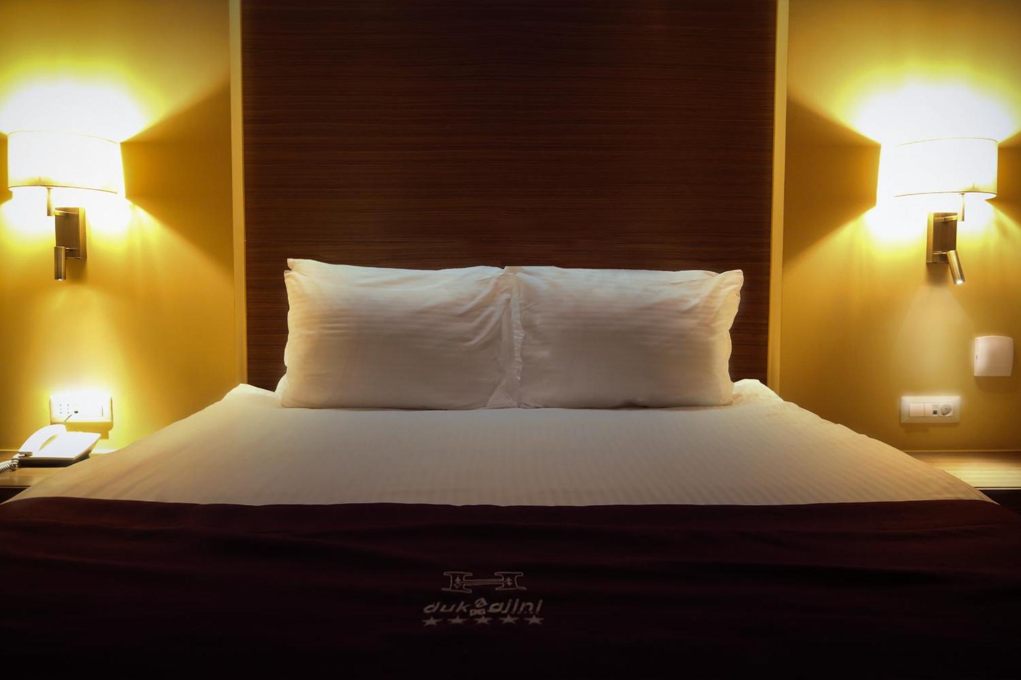 Hotel Dukagjini Pejë Esterno foto