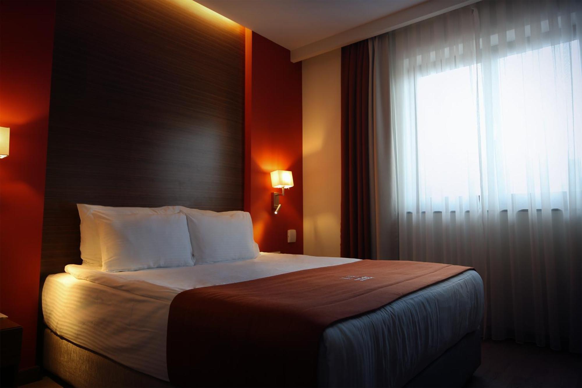 Hotel Dukagjini Pejë Esterno foto